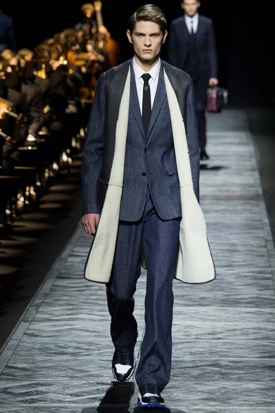 Look 17